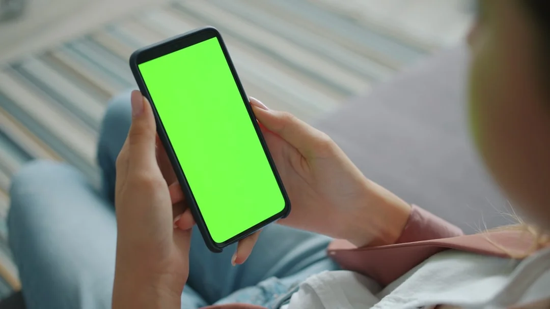 Deux personnes consultent une boutique de vêtements en ligne sur un ordinateur portable, vues d’en haut.